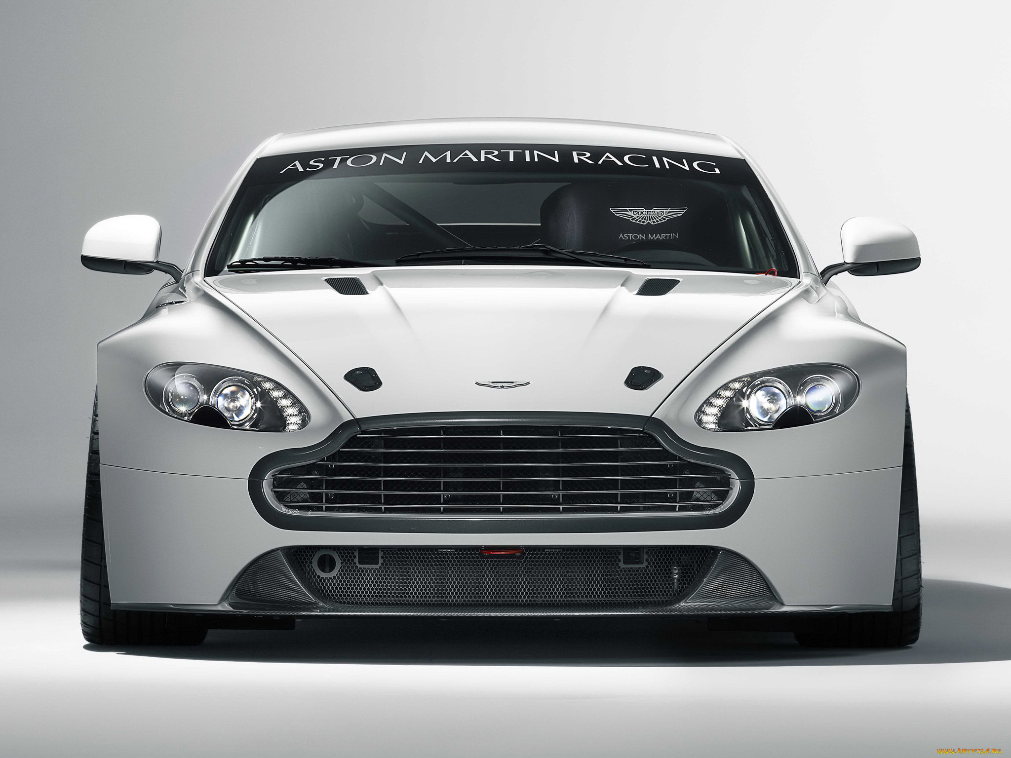 Передняя машина. Aston Martin Vantage gt4. Aston Martin v8 Vantage gt4. Aston Martin Vantage 2011. Aston Martin Vantage 2020 gt4.